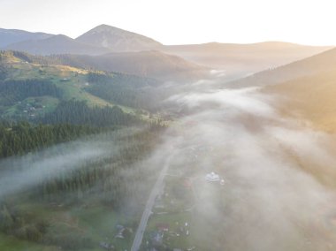 Ukrayna Karpatları 'nda sabah sisi. Hava aracı görünümü.