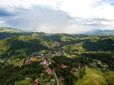Ukrayna Karpatlarının dağlarında gökkuşağı. Hava aracı görünümü.