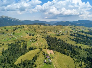 Yazın Ukrayna Karpatları 'nın yeşil dağları. Güneşli bir gün. Hava aracı görünümü.