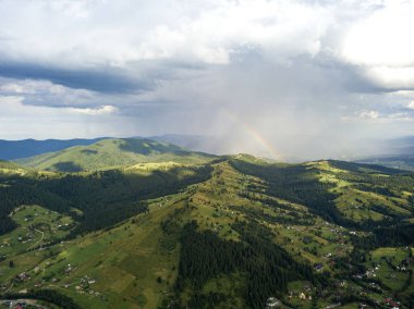 Ukrayna Karpatlarının dağlarında gökkuşağı. Hava aracı görünümü.