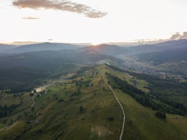 Ukrayna Karpatları 'ndaki dağların üzerinden gün batımı. Hava aracı görünümü.