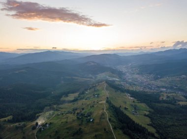 Ukrayna Karpatları 'ndaki dağların üzerinden gün batımı. Hava aracı görünümü.