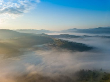 Ukrayna Karpatları 'nda sabah sisi. Hava aracı görünümü.