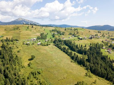 Yazın Ukrayna Karpatları 'nın yeşil dağları. Güneşli bir gün. Hava aracı görünümü.