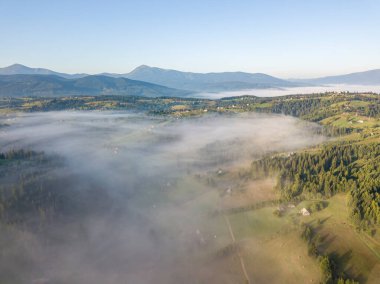 Ukrayna Karpatları 'nda sabah sisi. Hava aracı görünümü.