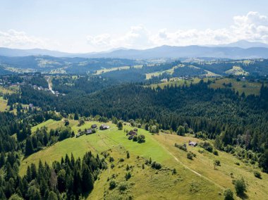Yazın Ukrayna Karpatları 'nın yeşil dağları. Güneşli bir gün. Hava aracı görünümü.