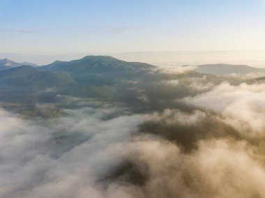 Ukrayna Karpatları 'nda sabah sisi. Hava aracı görünümü.