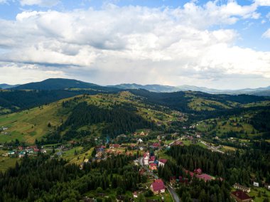 Ukrayna Karpatlarının dağlarında yüksek uçuş. Hava aracı görünümü.