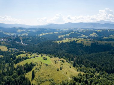 Yazın Ukrayna Karpatları 'nın yeşil dağları. Güneşli bir gün. Hava aracı görünümü.