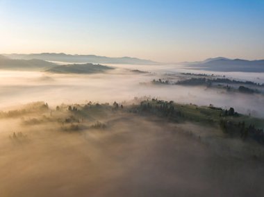 Ukrayna Karpatları 'nda sabah sisi. Hava aracı görünümü.