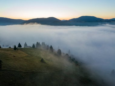 Ukrayna Karpatları 'nda sabah sisi. Hava aracı görünümü.