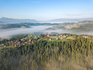 Ukrayna Karpatları 'nda sabah sisi. Hava aracı görünümü.