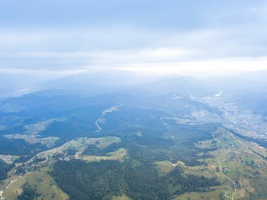 Ukrayna Karpatlarının dağlarında yüksek uçuş. Hava aracı görünümü.