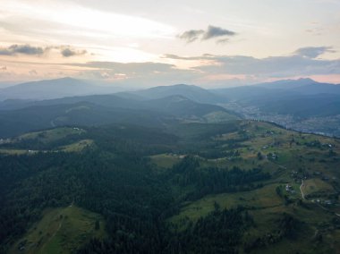 Ukrayna Karpatları 'ndaki dağların üzerinden gün batımı. İyi akşamlar. Hava aracı görünümü.