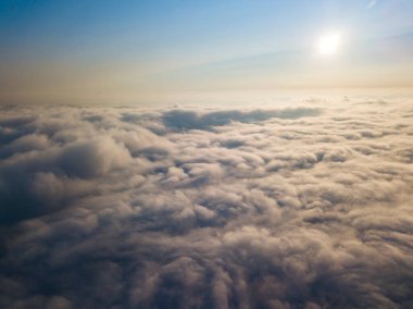Bulutların üstünde yüksek bir uçuş. Hava aracı görünümü.