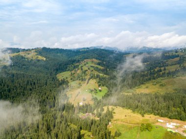 Ukrayna Karpatlarının dağlarında yüksek uçuş. Hava aracı görünümü.