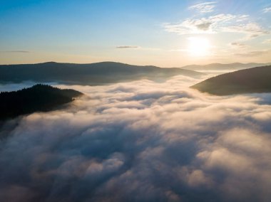 Ukrayna Karpatları 'nda sabah sisi. Hava aracı görünümü.