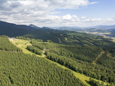 Güneşli havada Ukrayna Karpatlarının yüksek dağları. Hava aracı görünümü.