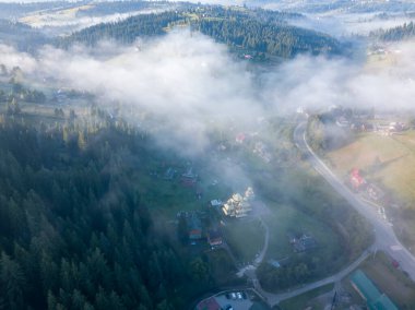 Ukrayna Karpatları 'nda sabah sisi. Hava aracı görünümü.