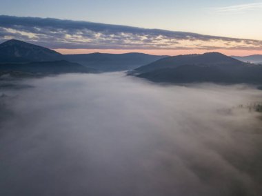Ukrayna Karpatları 'nda sabah sisi. Hava aracı görünümü.