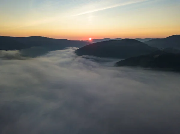 Sonnenaufgang Über Dem Nebel Den Ukrainischen Karpaten Drohnenblick Aus Der — Stockfoto