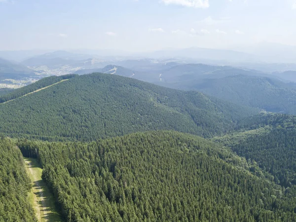 夏にウクライナのカルパティアの緑の山々 晴れた日には珍しい雲 空中ドローンビュー — ストック写真