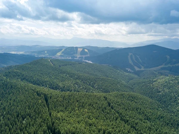 Yazın Ukrayna Karpatları 'nın yeşil dağları. Güneşli bir gün, nadir bulutlar. Hava aracı görünümü.