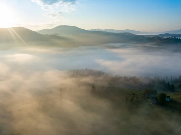Montagne Verdi Dei Carpazi Ucraini Nella Nebbia Del Mattino Vista — Foto Stock
