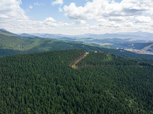 晴れた日にウクライナのカルパチア山脈の高い山 空中ドローンビュー — ストック写真