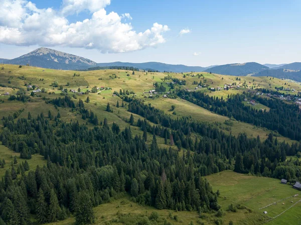 Grüne Berge Der Ukrainischen Karpaten Sommer Sonniger Tag Drohnenblick Aus — Stockfoto