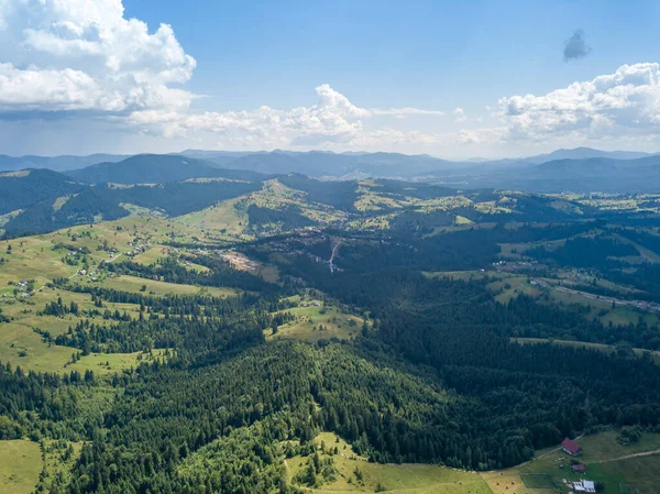 Zielone Góry Karpat Ukraińskich Lecie Słoneczny Dzień Widok Drona Powietrza — Zdjęcie stockowe