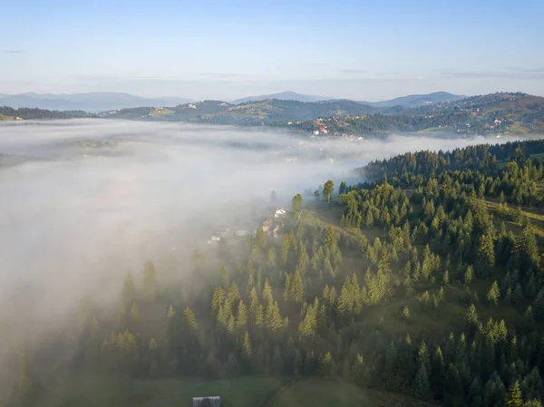 Niebla Mañana Las Montañas Los Cárpatos Ucrania Vista Aérea Del —  Fotos de Stock