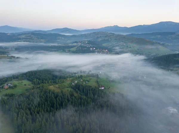 Grüne Berge Der Ukrainischen Karpaten Morgennebel Drohnenblick Aus Der Luft — Stockfoto