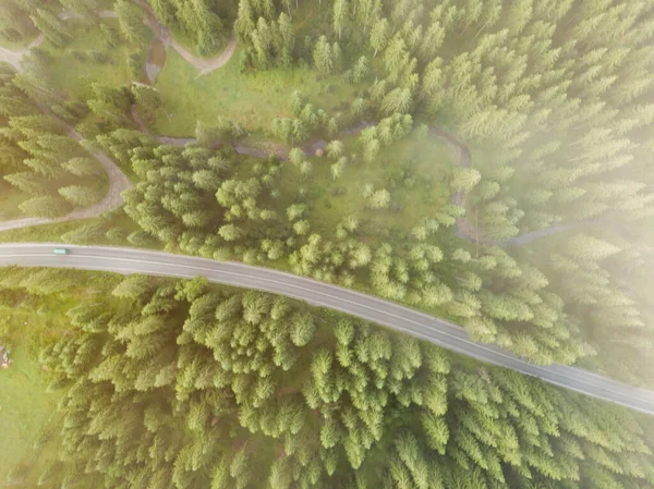 Sisin Içindeki Dağ Yolu Hava Aracı Görünümü — Stok fotoğraf