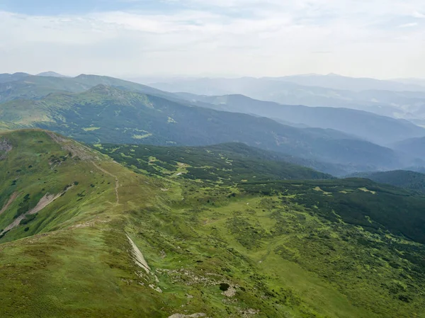 Hohe Berge Der Ukrainischen Karpaten Bei Bewölktem Wetter Drohnenblick Aus — Stockfoto