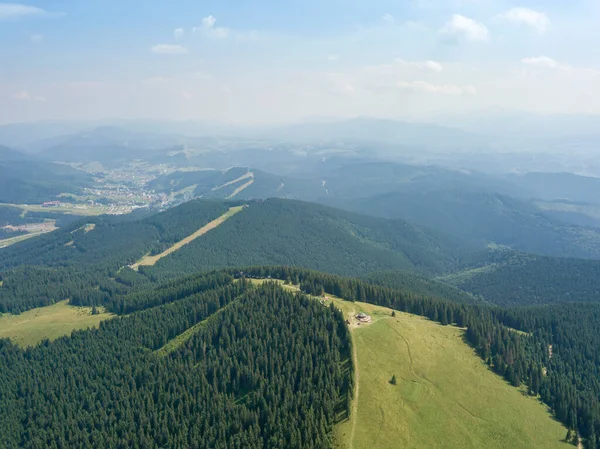 Montanhas Verdes Cárpatos Ucranianos Verão Dia Ensolarado Nuvens Raras Vista — Fotografia de Stock