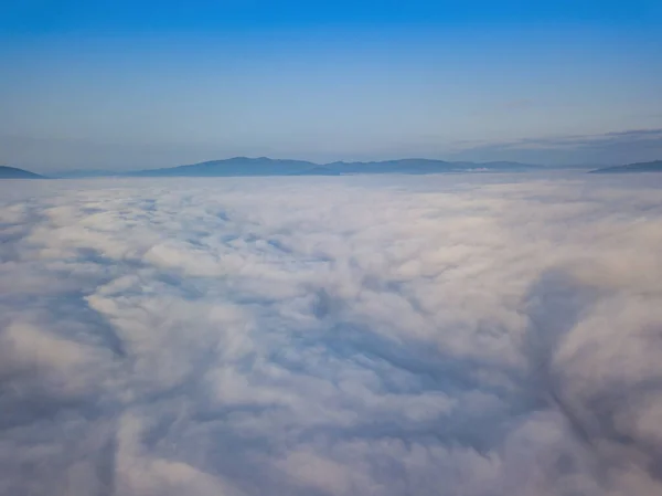 Πτήση Πάνω Από Ομίχλη Στην Ουκρανία Καρπάθια Καλοκαίρι Βουνά Στον — Φωτογραφία Αρχείου