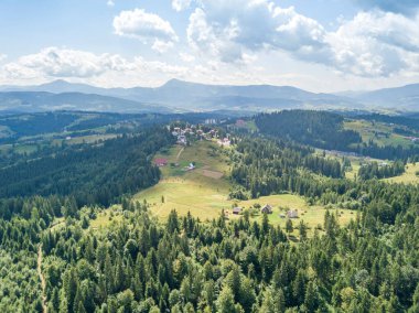 Yazın Ukrayna Karpatları 'nın yeşil dağları. Güneşli bir gün. Hava aracı görünümü.