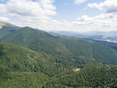 Güneşli havada Ukrayna Karpatlarının yüksek dağları. Hava aracı görünümü.