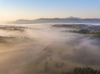 Ukrayna Karpatları 'nda sabah sisi. Hava aracı görünümü.