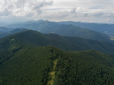 Yazın Ukrayna Karpatları 'nın yeşil dağları. Hava aracı görünümü.