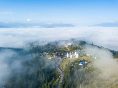 Sabah sisinde Ukrayna Karpatları 'na dağ yerleşimi. Hava aracı görünümü.