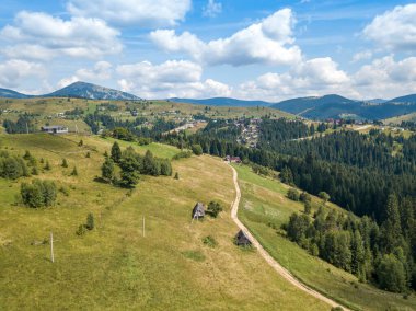 Bir yaz sabahı Ukrayna Karpatları dağları. Hava aracı görünümü.