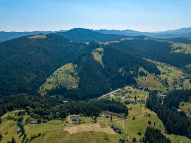 Yazın Ukrayna Karpatları 'nın yeşil dağları. Güneşli açık bir gün. Hava aracı görünümü.