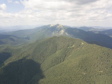 Yazın Ukrayna Karpatları 'nın yeşil dağları. Güneşli bir gün, nadir bulutlar. Hava aracı görünümü.