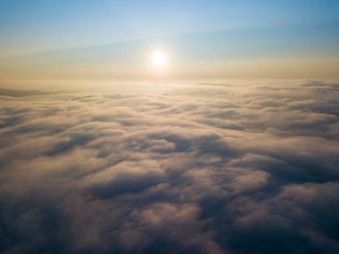 Bulutların üstünde yüksek bir uçuş. Hava aracı görünümü.