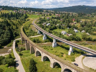 Dağlardaki eski demiryolu köprüsü. Ukraynalı Karpatlar. Hava aracı görünümü.