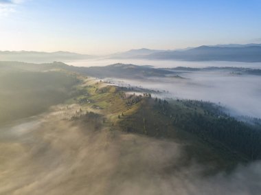 Ukrayna Karpatları 'nda sabah sisi. Hava aracı görünümü.