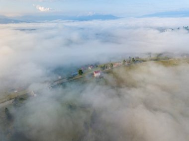 Sabah sisinde Ukrayna Karpatları 'na dağ yerleşimi. Hava aracı görünümü.