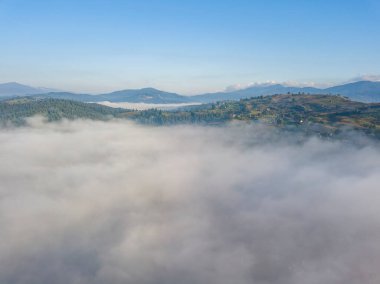 Ukrayna Karpatları 'nda sabah sisi. Hava aracı görünümü.